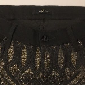 NWOT 7FAM MID RISE BLACK & GOLD PATTERNED SKINNIES